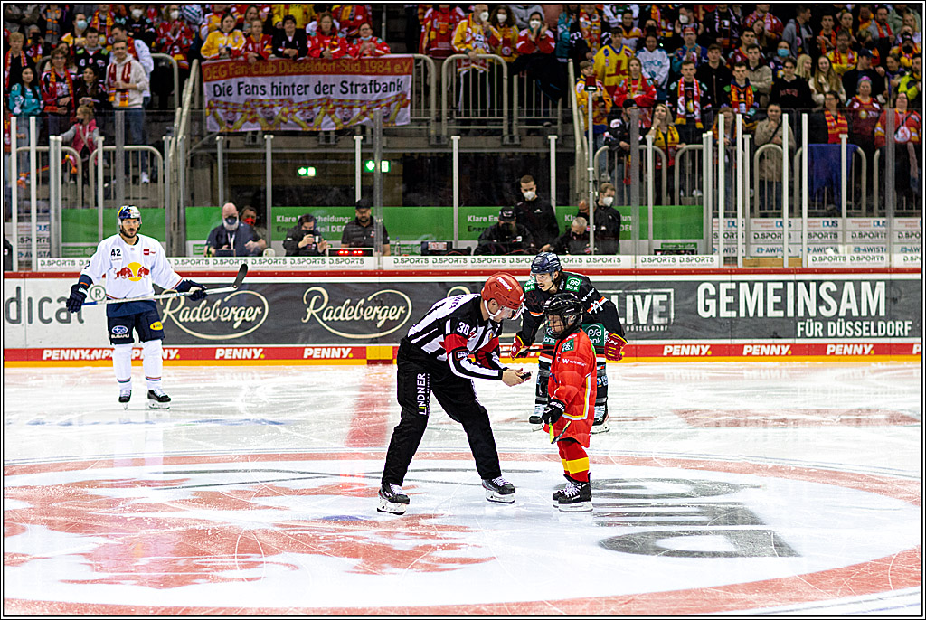 PENNY DEL Viertelfinale 4. Spiel; Duesseldorfer EG - Red Bull Muenchen; Duesseldorf, 16.04.2022